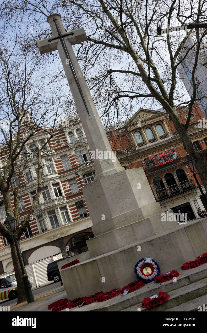 Das DENKMALGESCHÜTZTE Kriegerdenkmal in Sloane Square, gesehen hier auf eine extreme Blickwinkel. Stockfoto