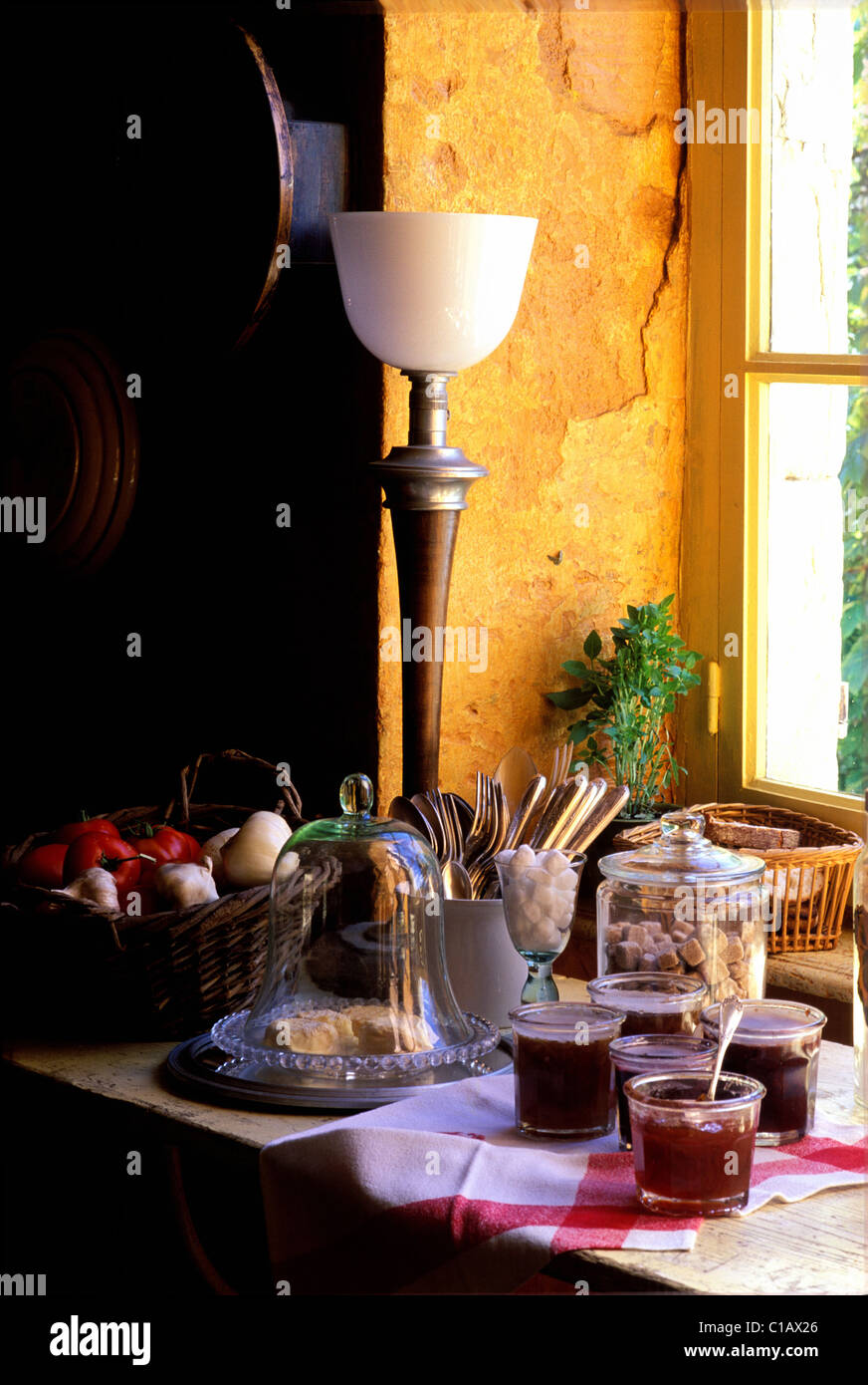 Frankreich, Gard, eine Küchenecke im provenzalischen Bed And Breakfast Le Mas de l' Amandier Stockfoto