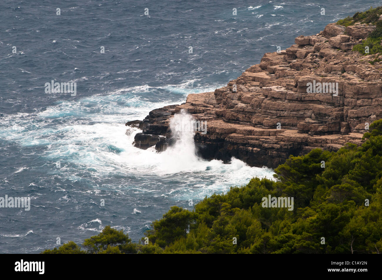 Sturm auf das Adriatische Meer, große Wellen, die gegen die felsige Küste zerschlagen Stockfoto