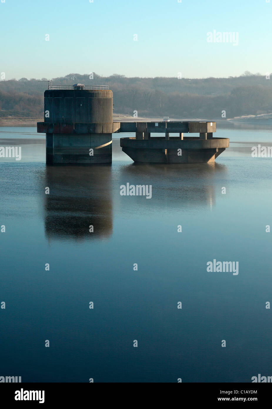 Überlauf-Turm am Roadford See (Stausee) Broadwoodwidger Devon Stockfoto