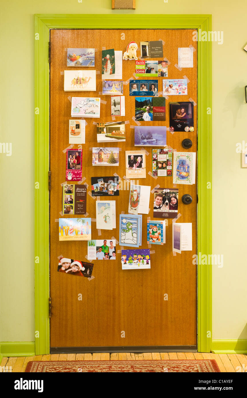 Urlaub Grußkarten an der Tür ein Vorstadthaus angezeigt Stockfoto