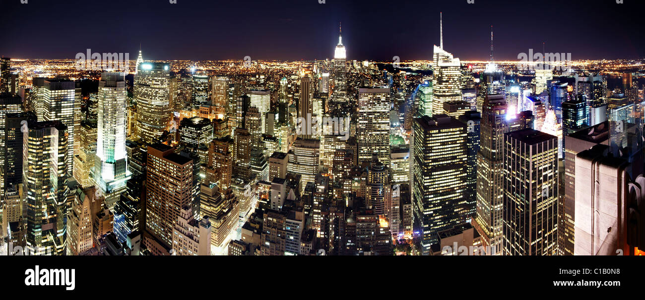 Panorama-Nachtaufnahme von oben auf den Felsen in New York city Stockfoto