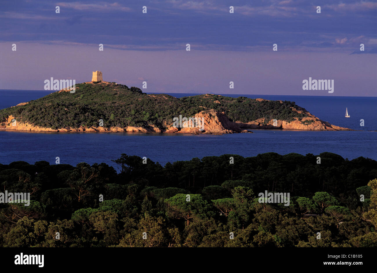 Frankreich, Corse du Sud, Genueser Turm der Piranellu Insel im Norden von Porto Vecchio Stockfoto