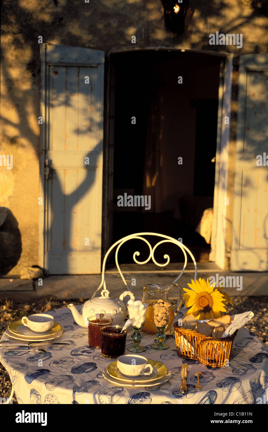 Frankreich, Gard, einen Tisch für das Frühstück in der provenzalischen Bed &amp; Breakfast Le Mas de l' Amandier Stockfoto