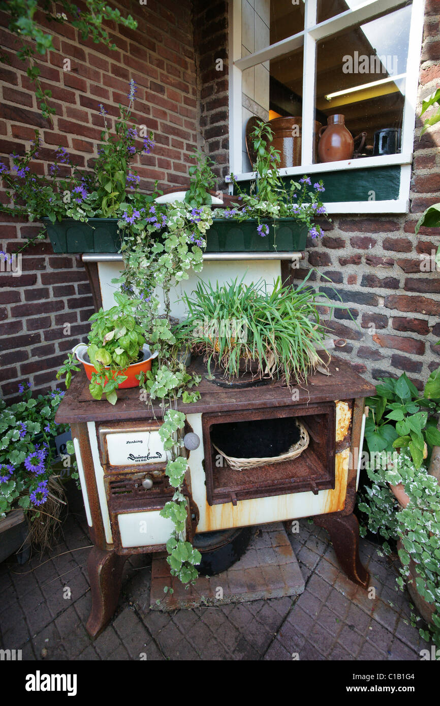 alten Ofen im Garten Stockfotografie - Alamy