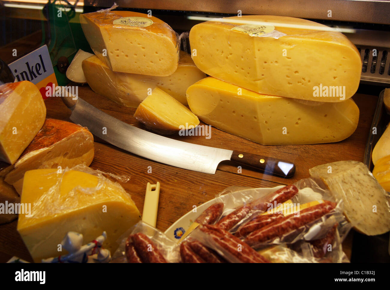 regionale Produkte wie Käse in einem Geschäft Stockfoto