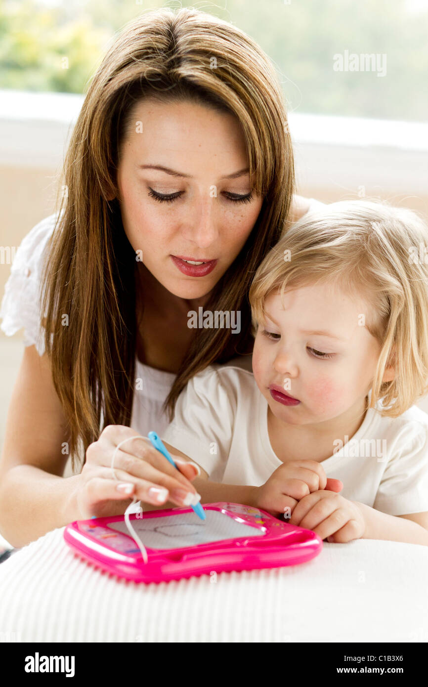 Mutter und Kind schreiben/zeichnen Stockfoto