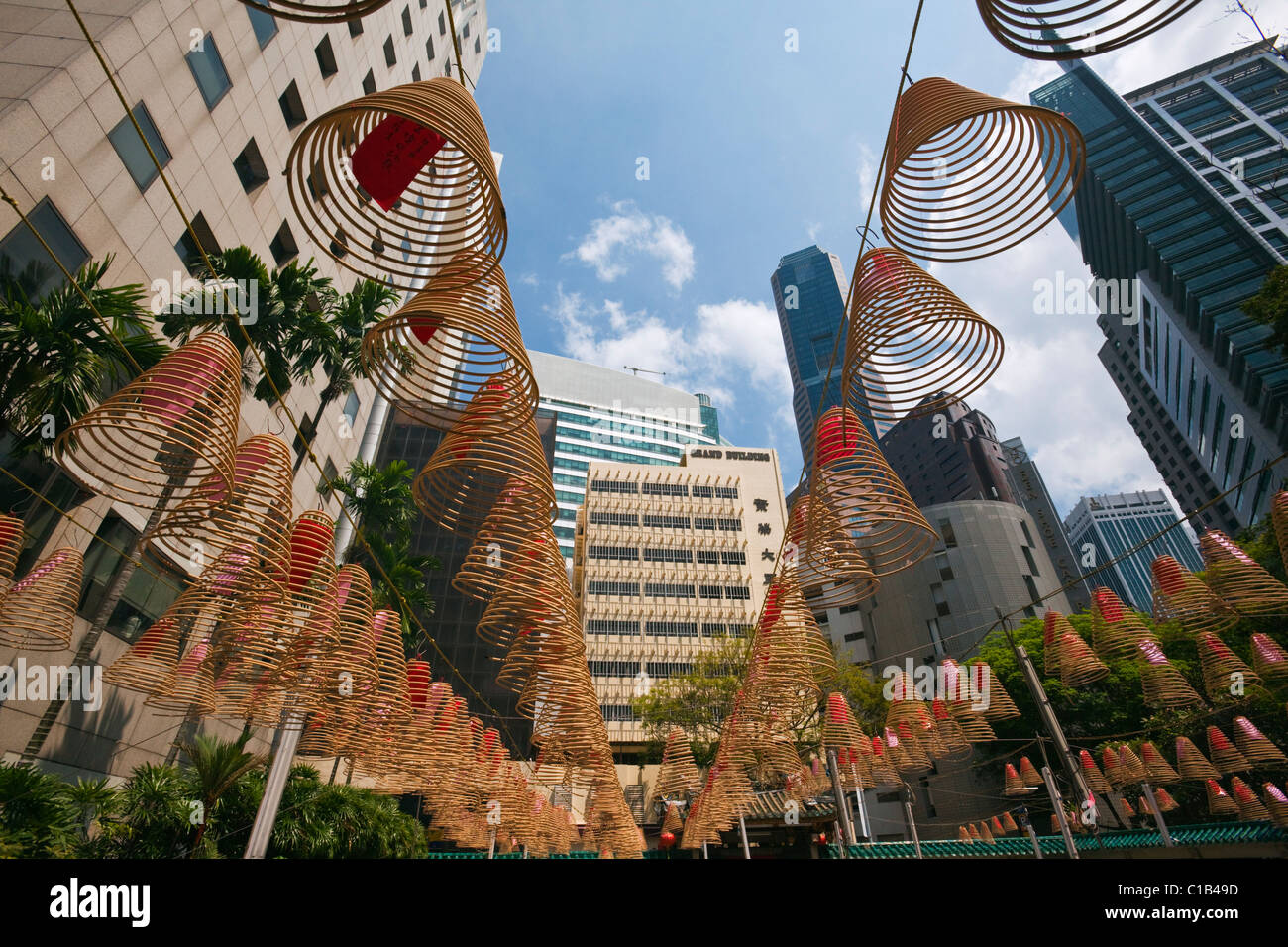 Spirale Weihrauch Spulen mit Skyline der Stadt im Hintergrund bei Wak Hai Cheng Bio Tempel, Raffles Place, Singapur Stockfoto