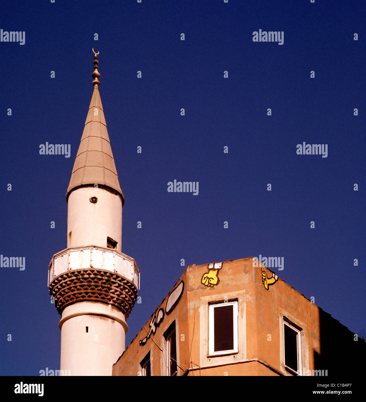 Minarett der Moschee und Graffiti in Beyoglu Istanbul in der Türkei im Nahen Osten Asien. Kultur-Blue-Sky-Architektur-Gebäude Urbane Inspiration reisen Stockfoto