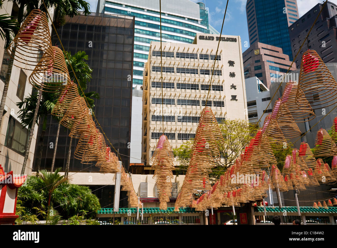 Spirale Weihrauch Spulen mit Skyline der Stadt im Hintergrund bei Wak Hai Cheng Bio Tempel, Raffles Place, Singapur Stockfoto