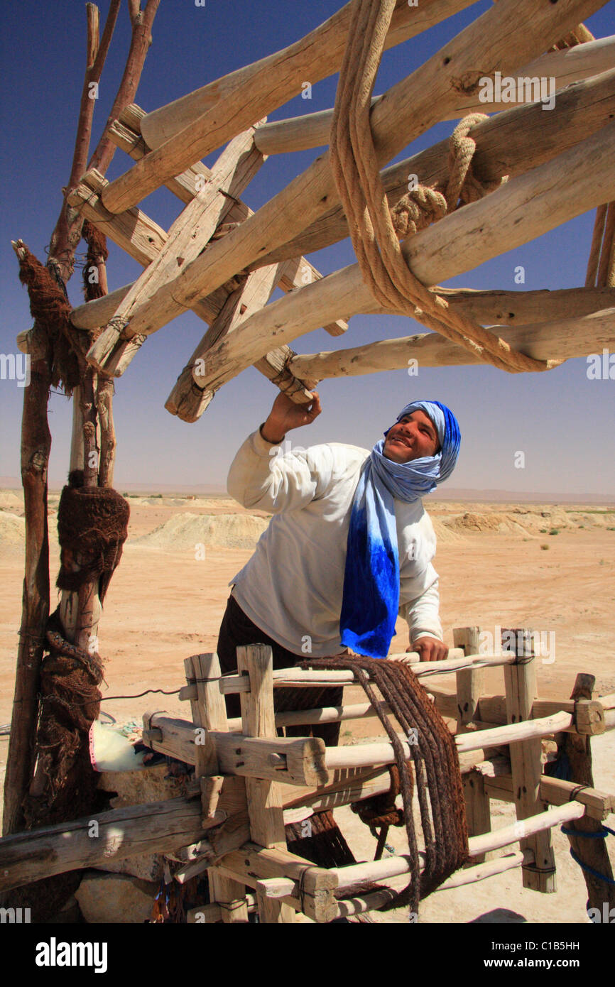 Marokkanischen Mann/Berber zur Verwendung der antiken Brunnen- oder Khettara - in der Nähe von Dades Tal, hoher Atlas, Südmarokko Stockfoto
