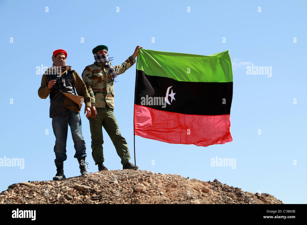 Libysche Rebellen Suche nach Gaddafi-Truppen Stockfoto