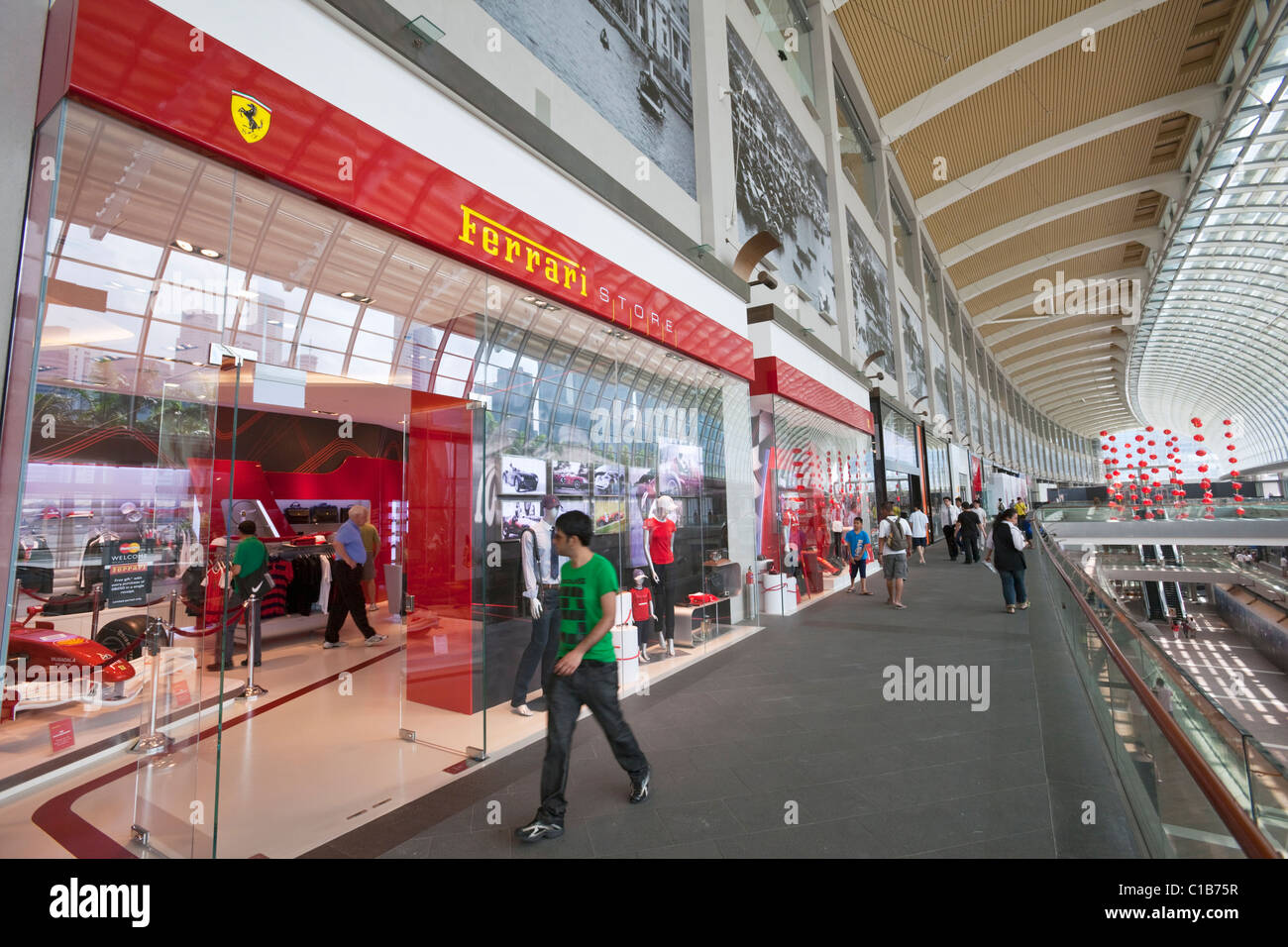 Ferrari store am The Shoppes at Marina Bay Sands - ein Einkaufszentrum in der Marina Bay Sands Hotel & Casino-Komplex, Singapur Stockfoto