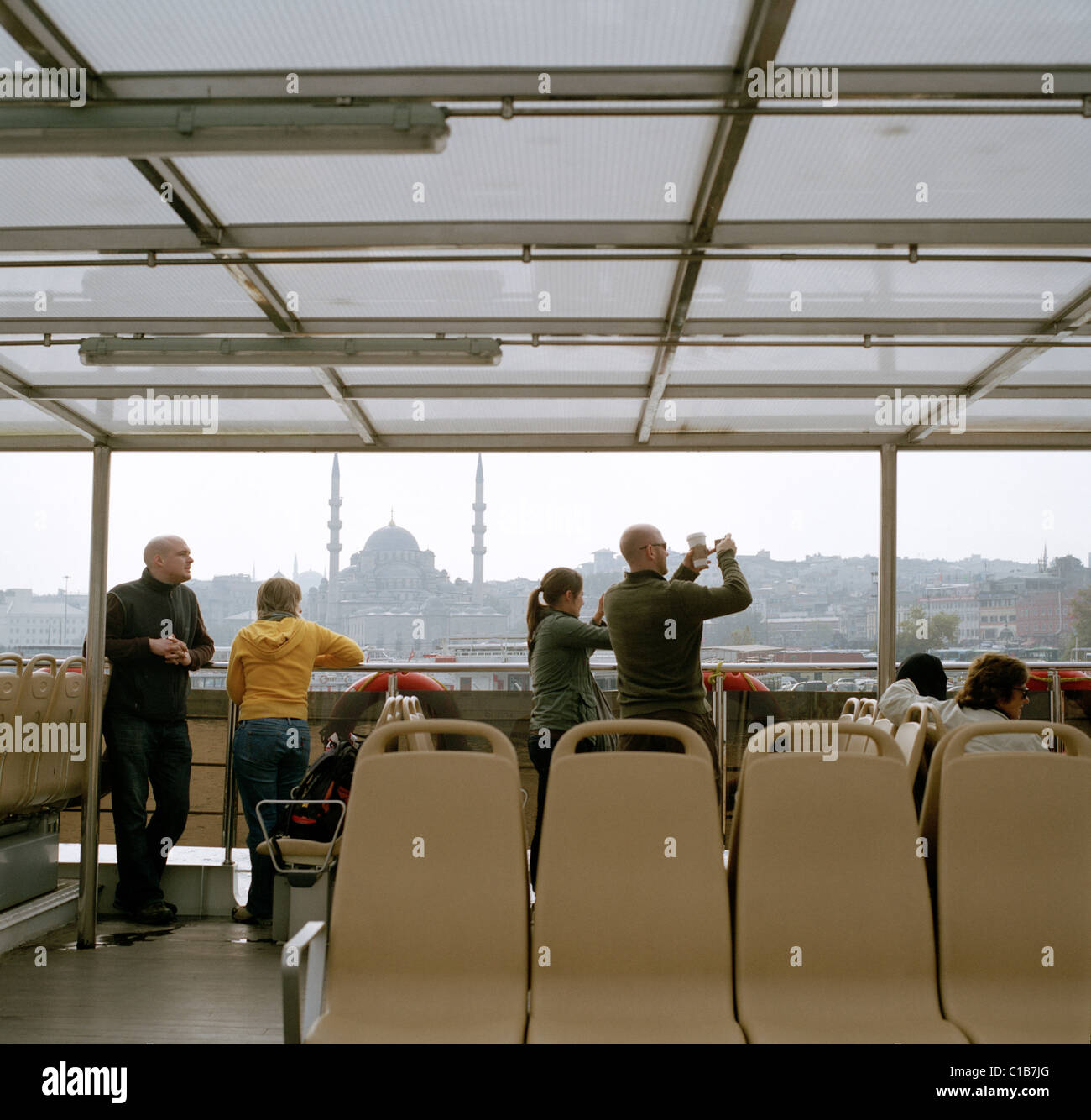 Der Tourismus auf der Fähren auf das Goldene Horn in Istanbul in der Türkei im Nahen Osten Asien. Touristen Touristen Urlaub Verkehr Boot segeln Menschen Reisen Stockfoto