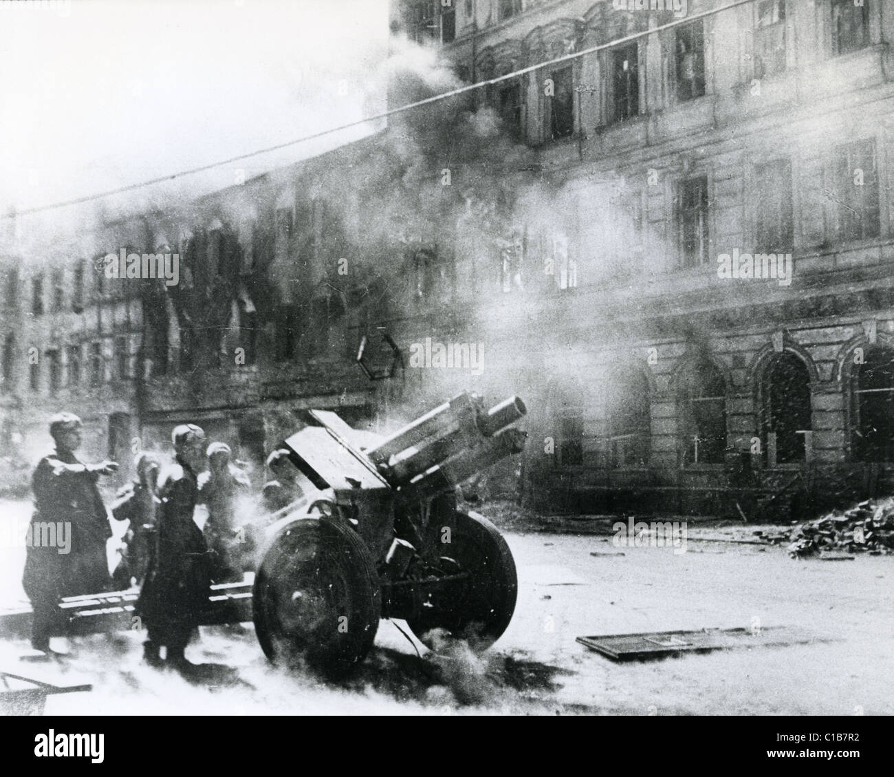 SOWJETISCHE Rote Armee Artillerie-Einheit in den Straßen von Wien im April 1945 Stockfoto