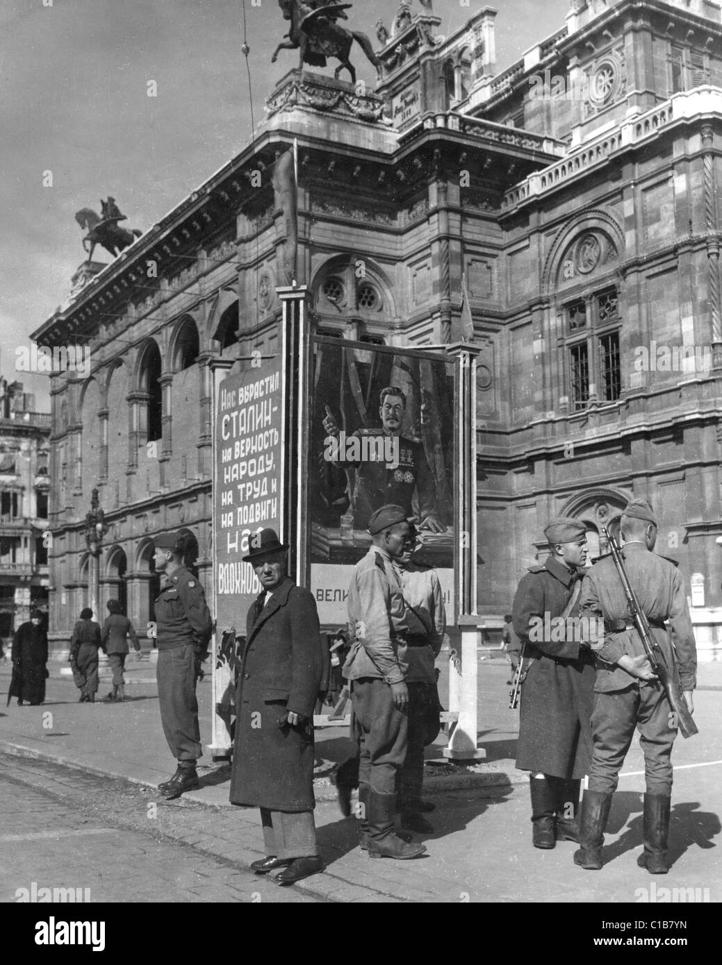 VIENNA 1945 Soldaten der Roten Armee Wache neben ein Poser von Stalin außerhalb der Oper Stockfoto
