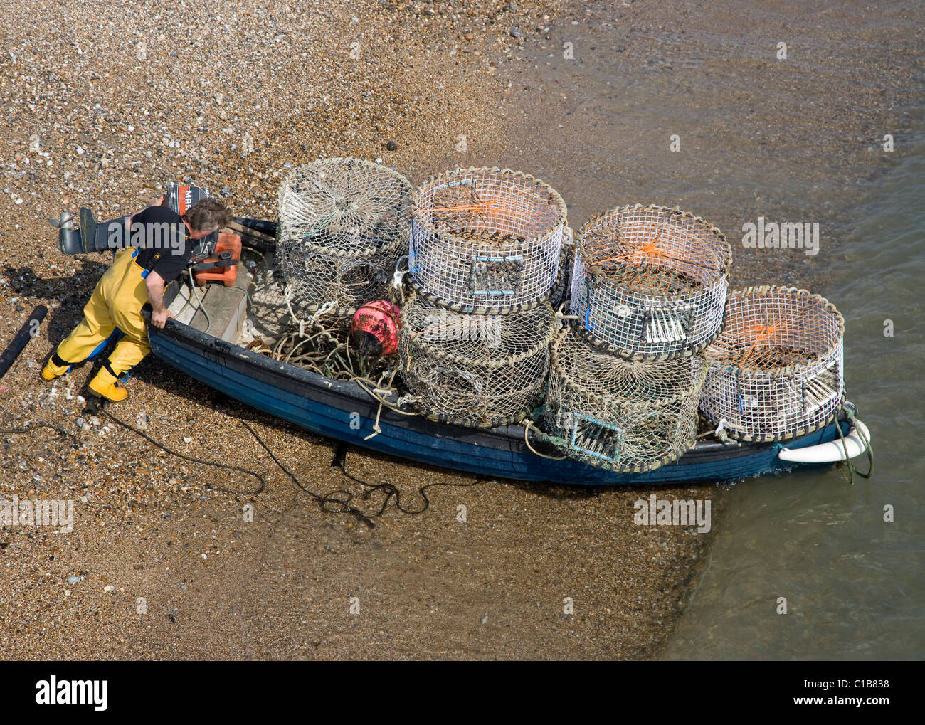 Ein Fischer mit Tintenfisch Töpfe in Selsey, West Sussex Stockfoto
