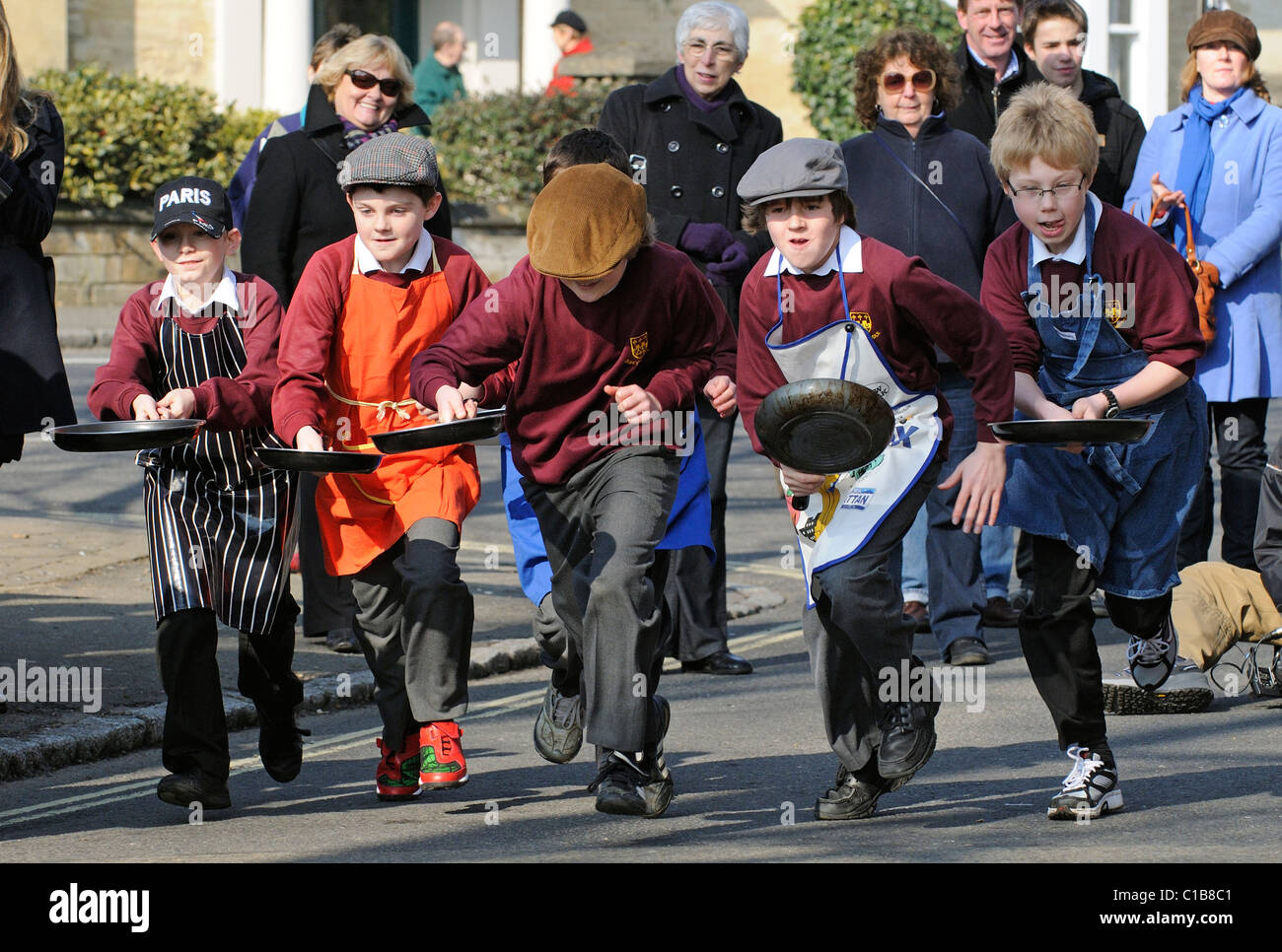 Olney Pancake Race jungen Wettbewerb in dieser jährlichen Veranstaltung in Olney Buckinghamshire England 2011 Stockfoto