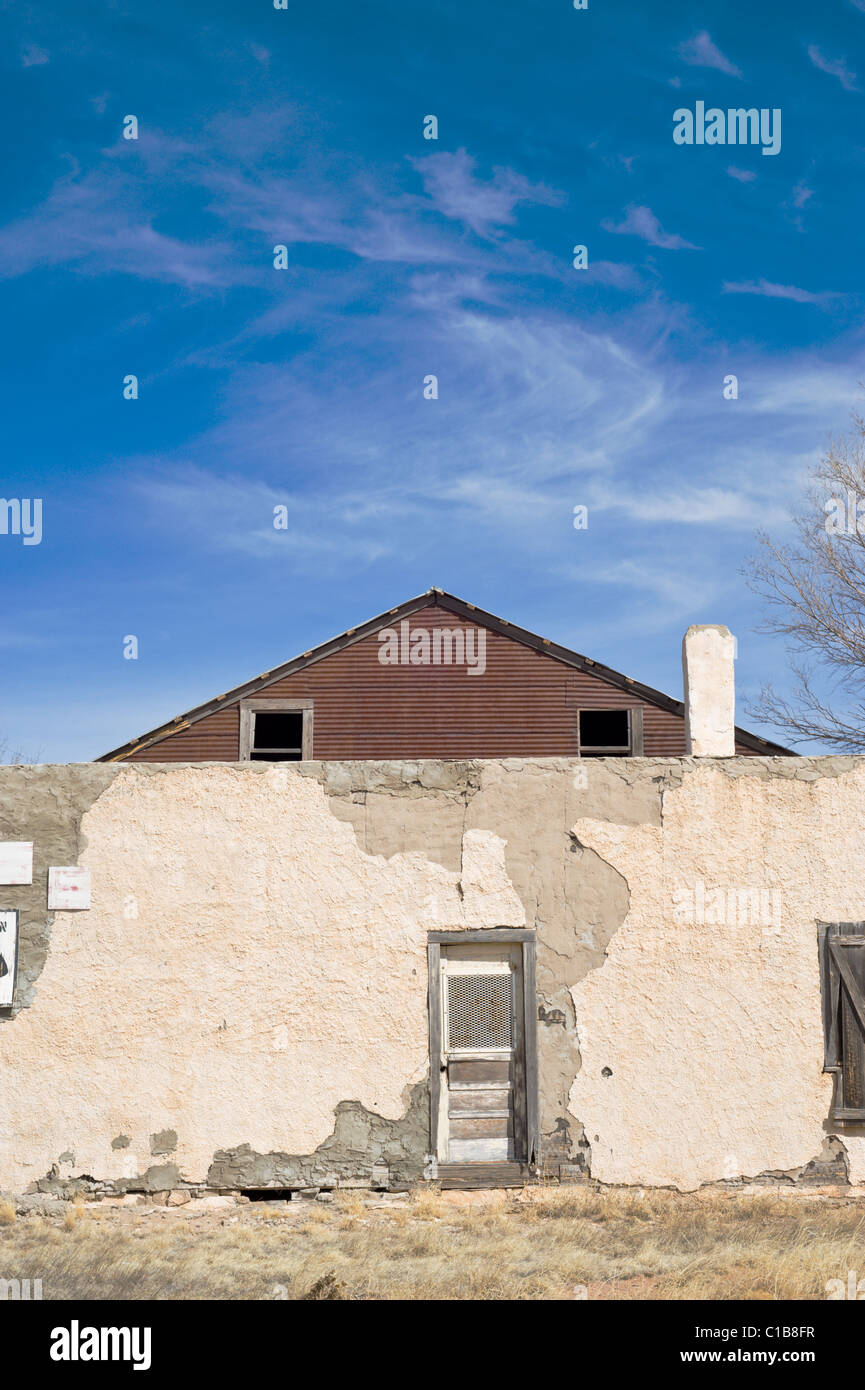 Jetzt bröckelt selbst ein Relikt vergangener Zeiten, die Adobe Claunch Museum entfernt unter dem blauen Himmel von Claunch, New Mexico. Stockfoto