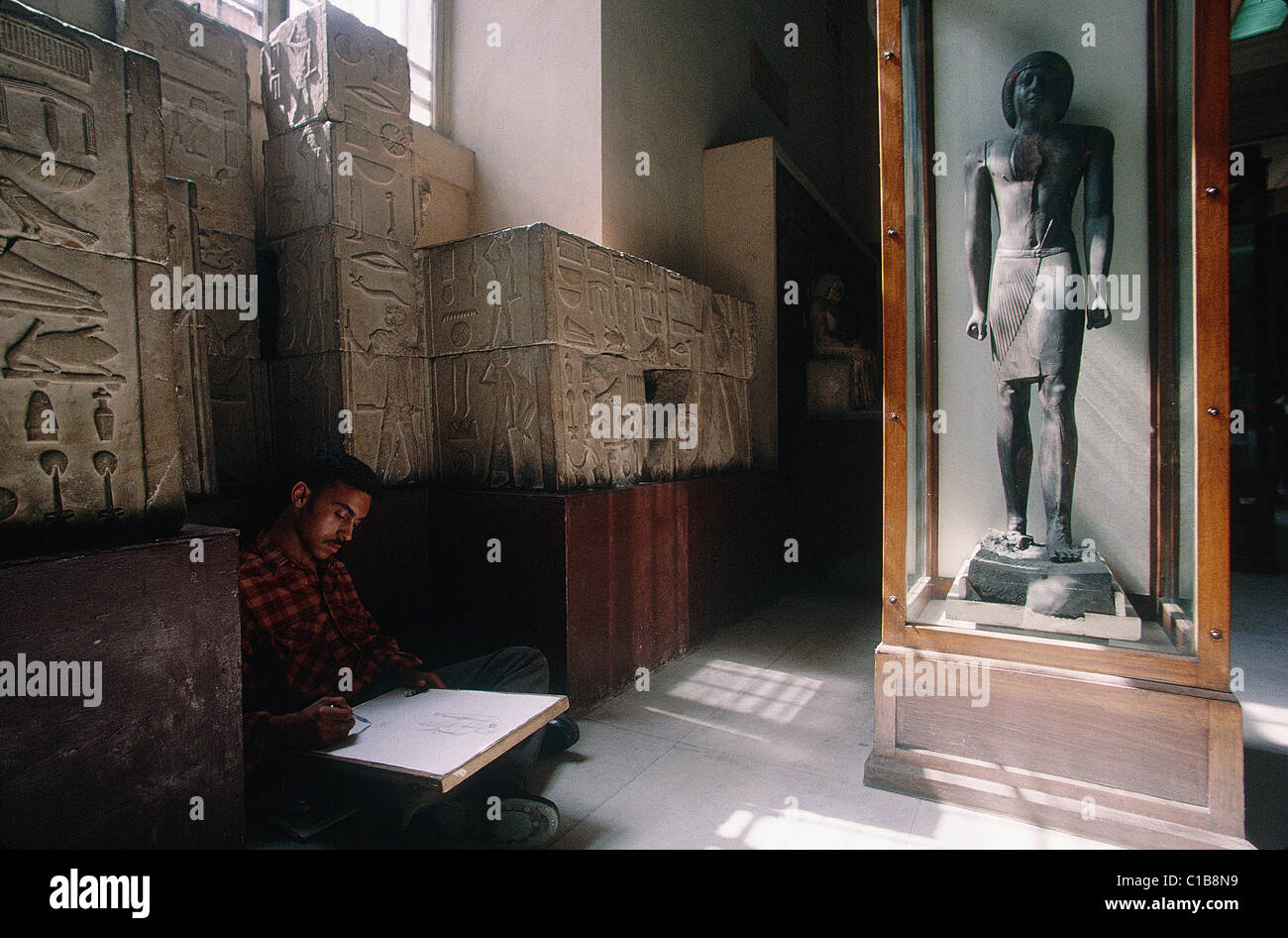 Ägypten, Kairo, antike Museum Schüler zeichnen eine stele Stockfoto