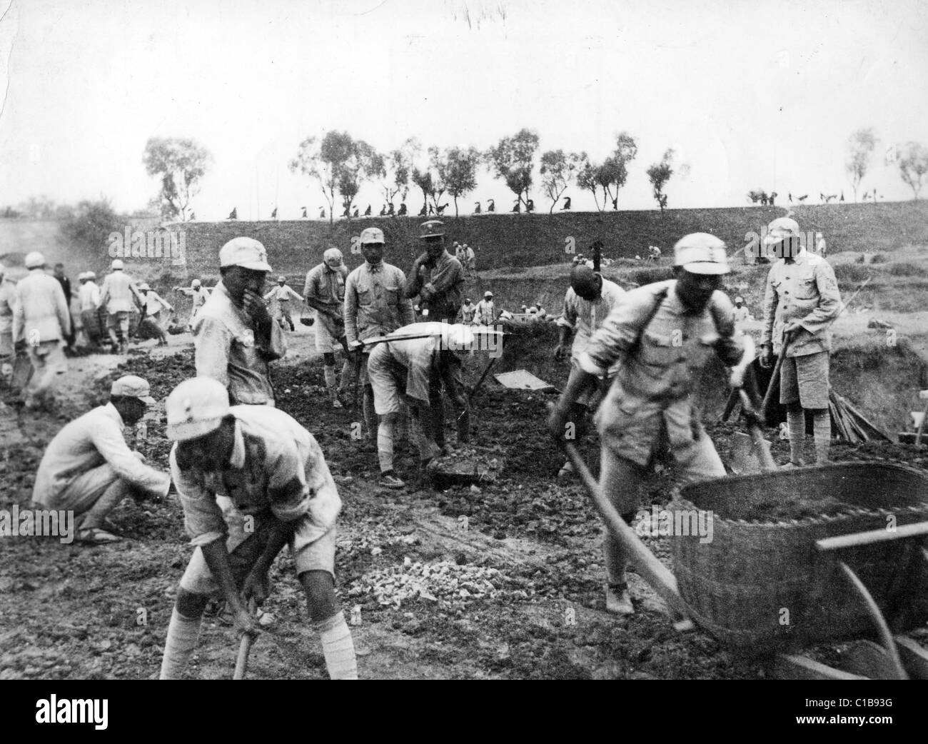 SINO-japanischen Krieg ausserdienstliche chinesische Soldaten arbeiten in den Bereichen mit lokalen Bauern im Jahre 1940 Stockfoto