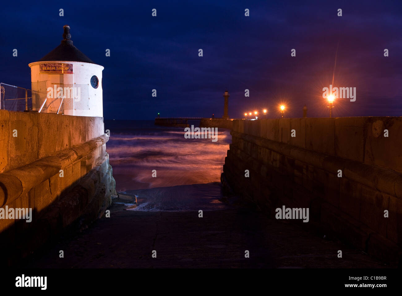 Hafenbeleuchtung bei Whitby in North Yorkshire Stockfoto