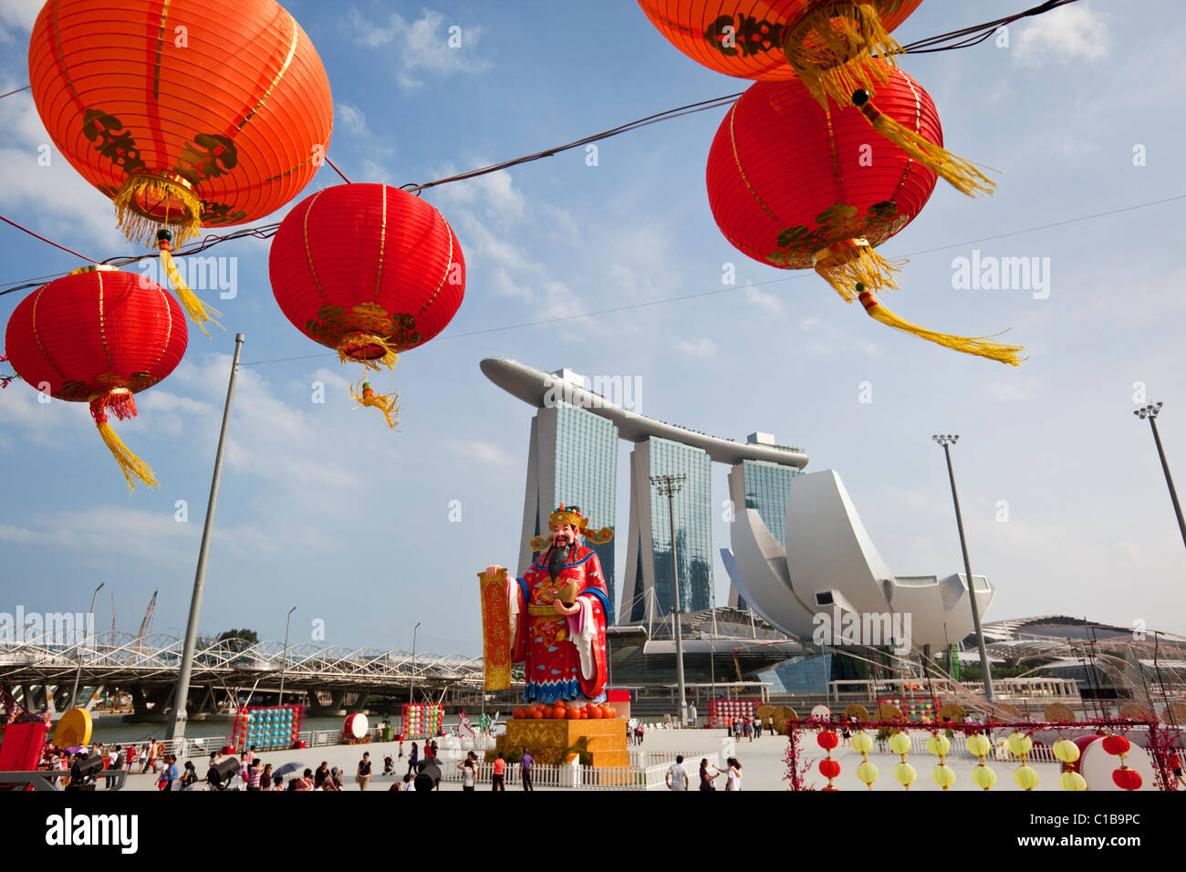 River Hongbao Dekorationen (für Chinese New Year) und das Marina Bay Sands Hotel.  Marina Bay, Singapur Stockfoto