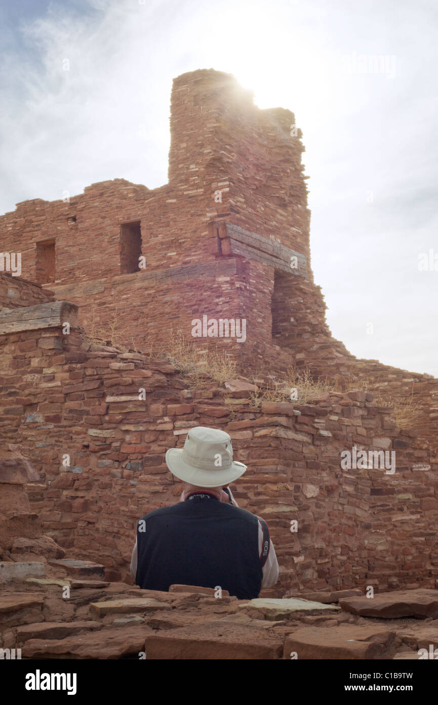 Besucher fotografiert die imposante San Gregorio de Abo Mission Abo Ruinen, Salinas Pueblo Missionen National Monument, New Mexico. Stockfoto