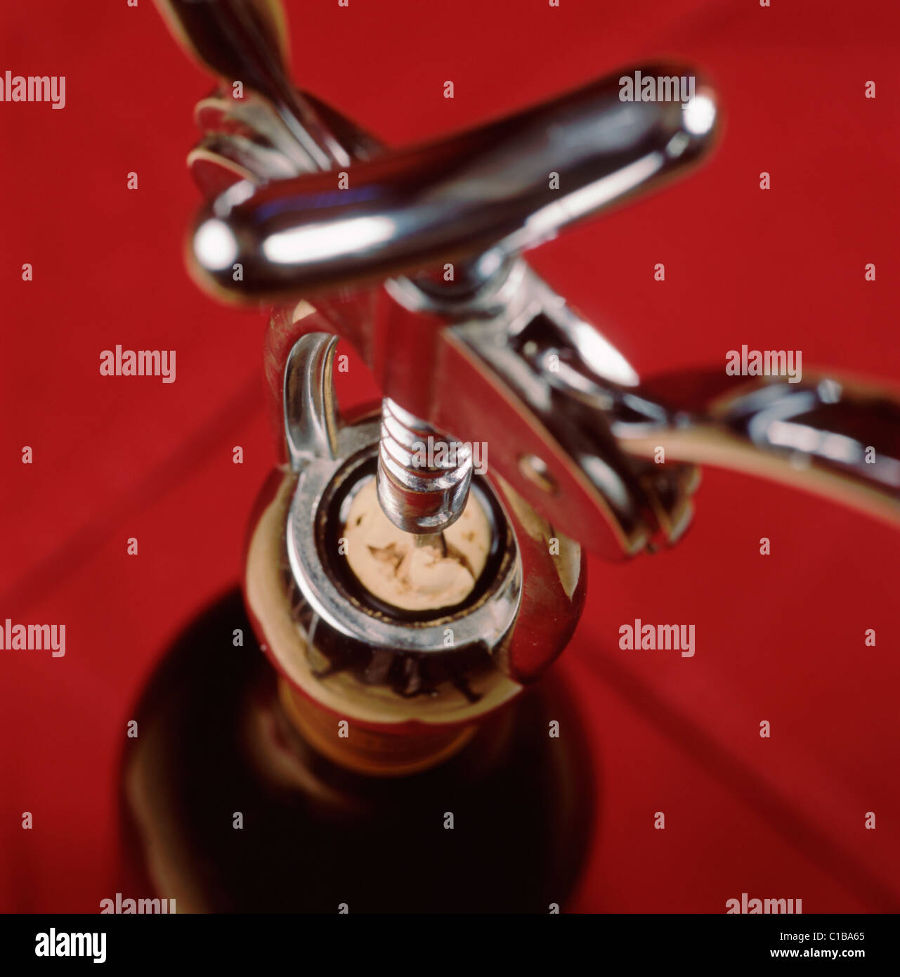 Hebel-Bogen Korkenzieher in Flasche Wein Stockfoto