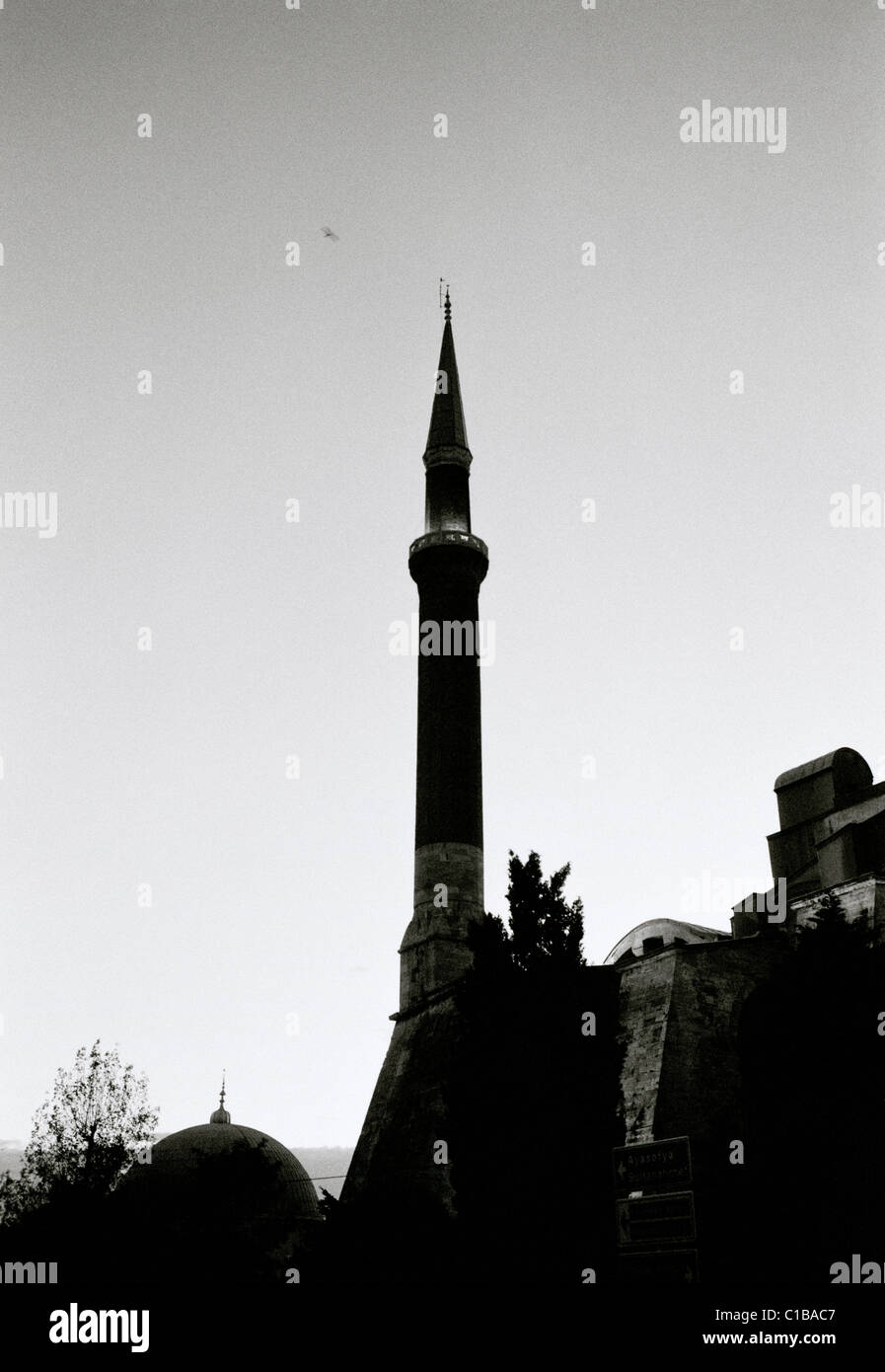 Die gemauerten Minarett der Hagia Sophia Hagia Sophia in Istanbul in der Türkei Naher Osten Asien. Muslimische Sonnenuntergang Architektur Gebäude Himmel Silhouette Reisen Stockfoto