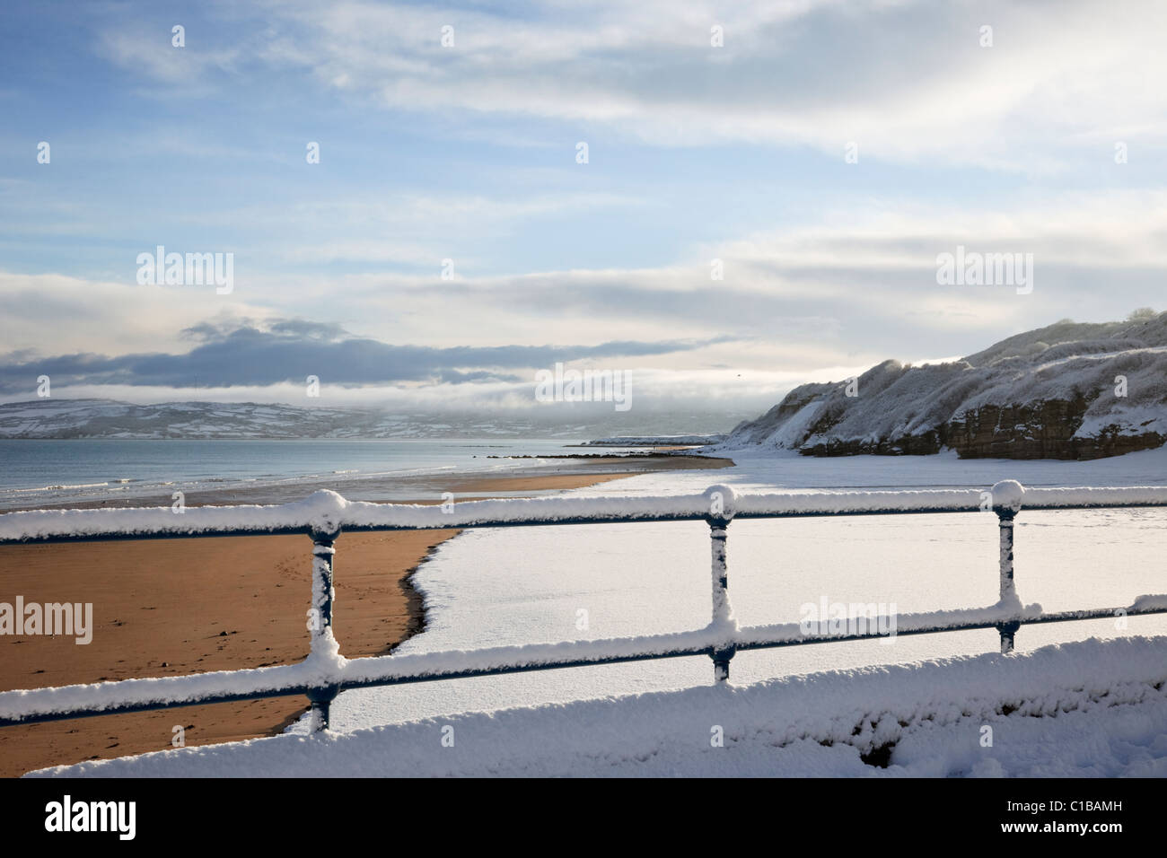 Benllech, Isle of Anglesey, North Wales, UK, Großbritannien. Leeren Sandstrand mit Schnee im winter Stockfoto