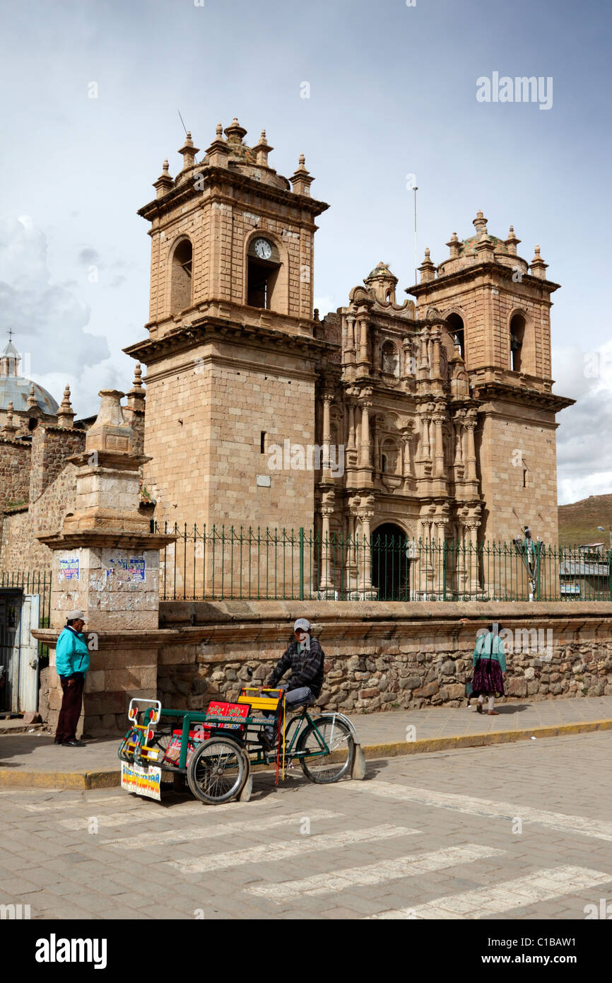 Dreiradtaxi vor der Kirche San Francisco de Asís, Plaza de Armas, Ayaviri, Puno Department, Peru Stockfoto