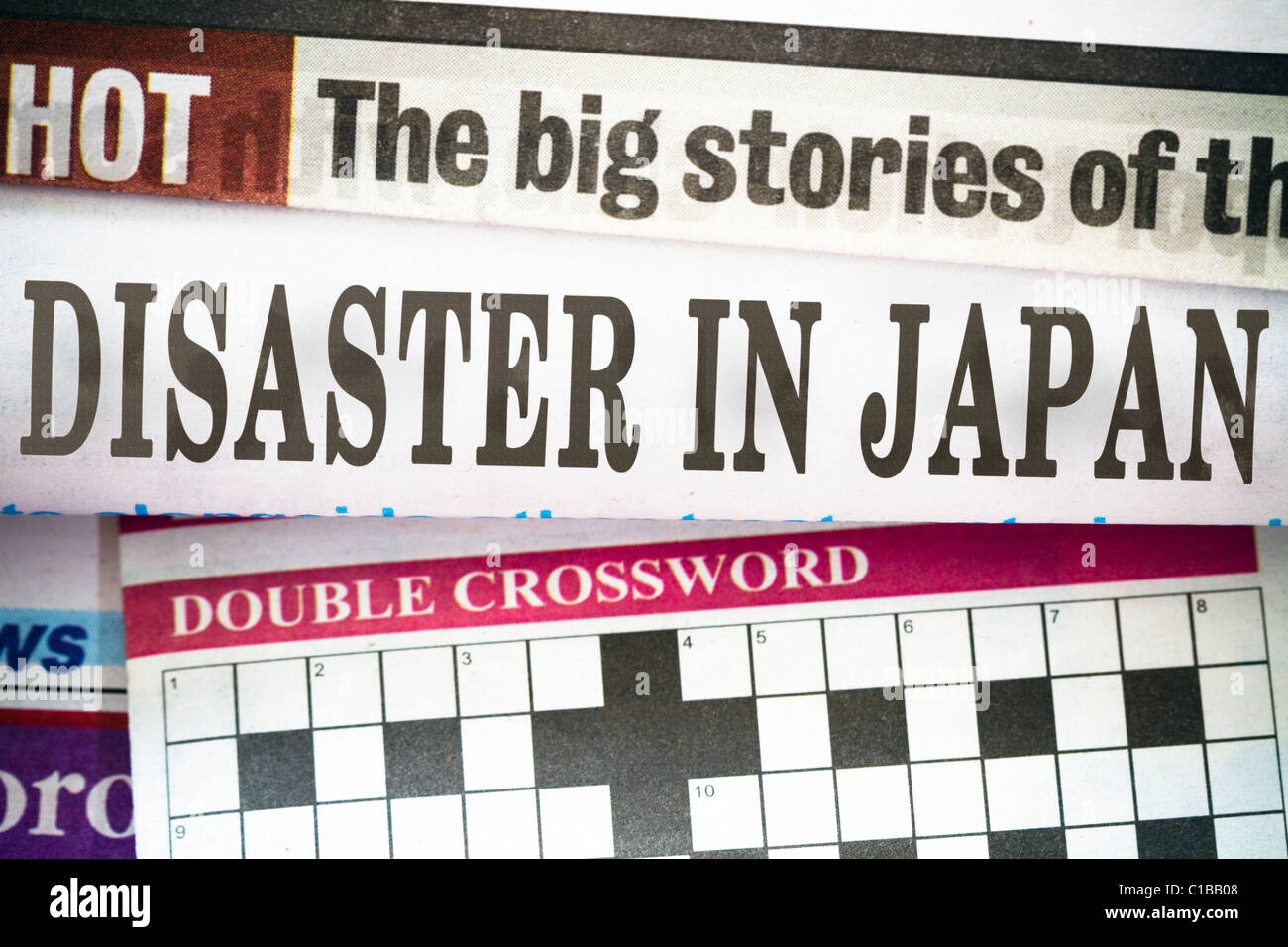 Zeitungen stapeln sich mit Neuigkeiten aus Japan. Stockfoto