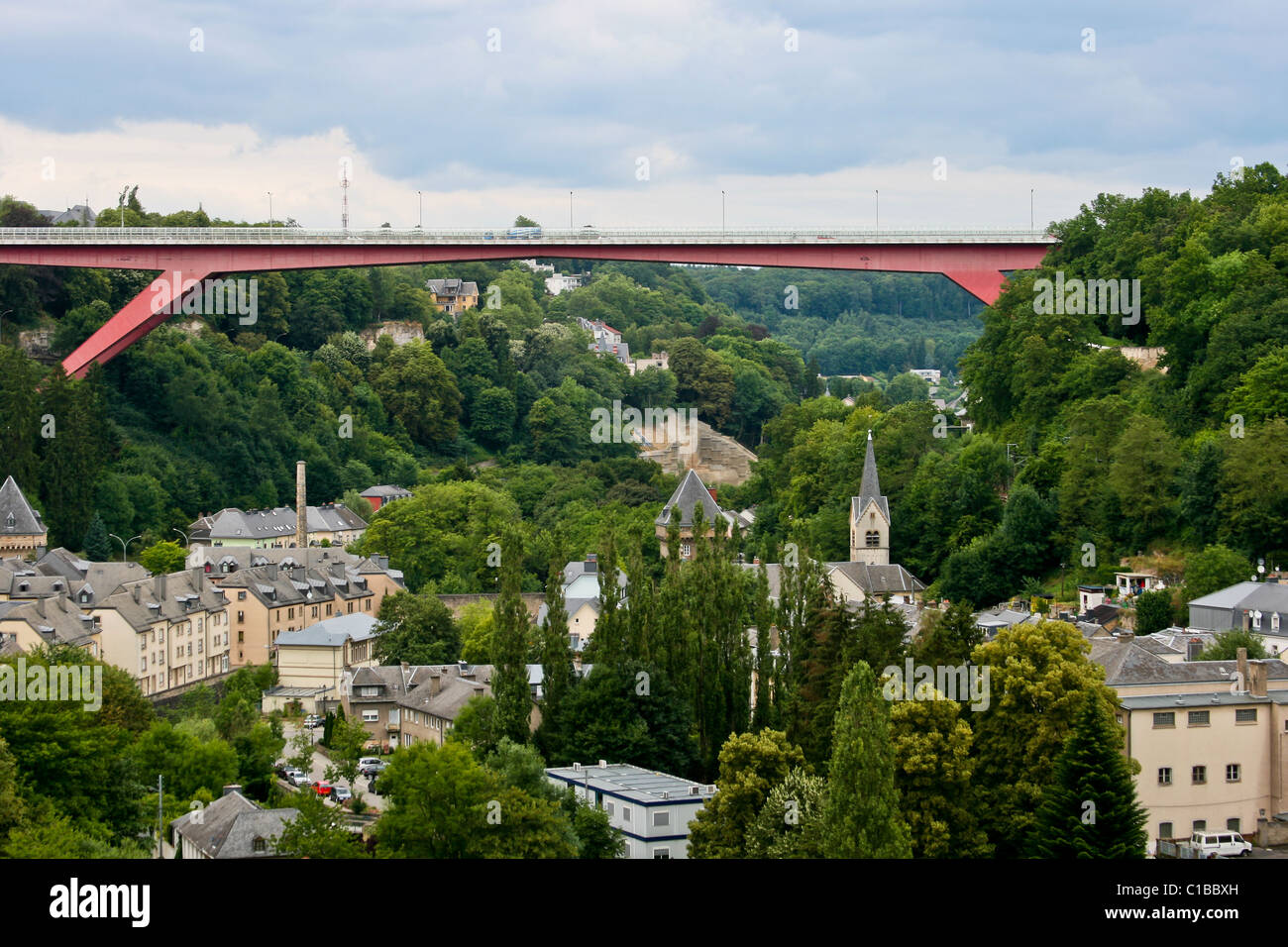 Blick auf die Stadt Luxemburg mit einem Teil der alten Stadt und neue Großherzogin Charlotte Brücke Stockfoto