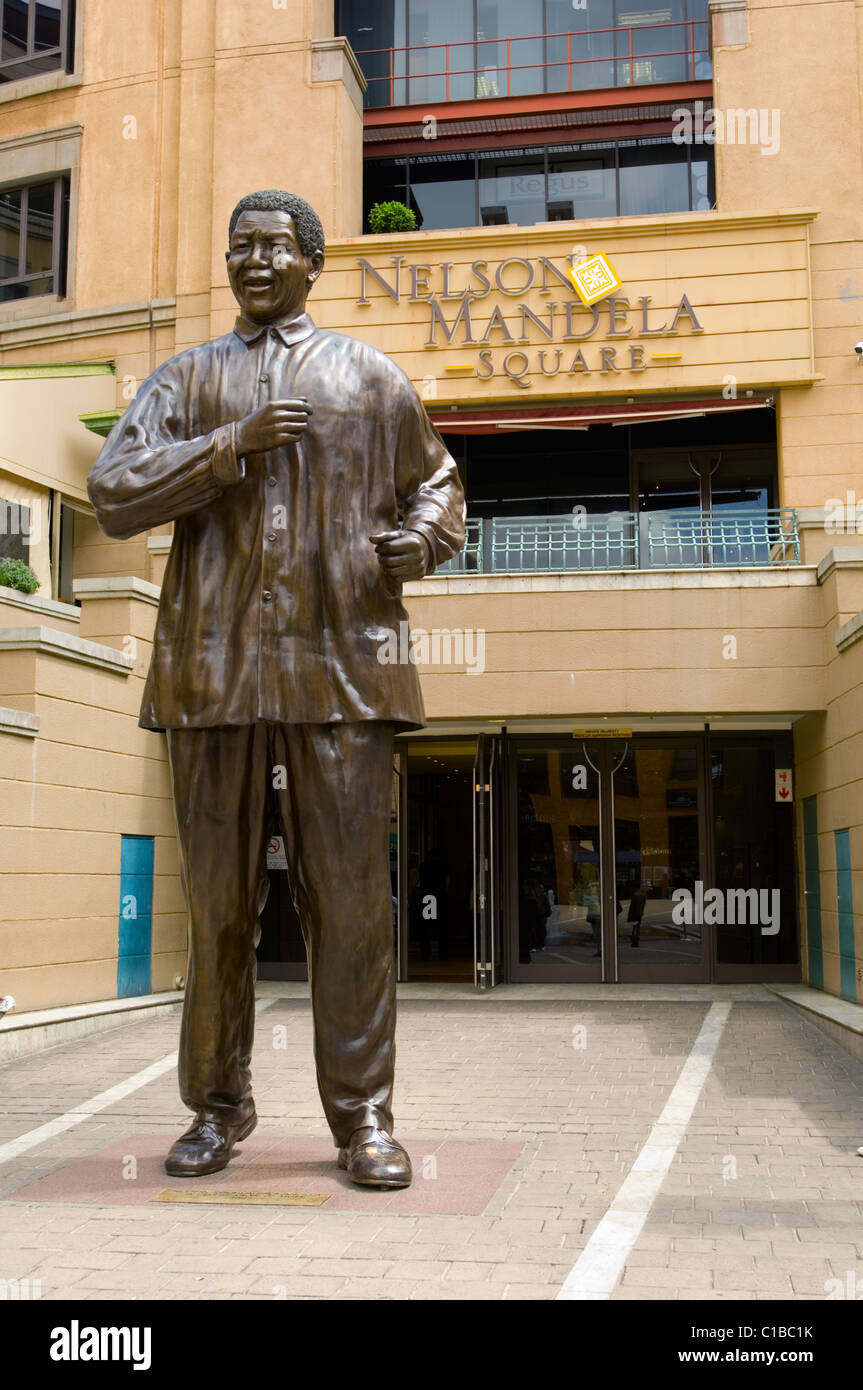 Bronze-Statue von Nelson Mandela in Südafrika Nelson Mandela Square Sandton City Stockfoto