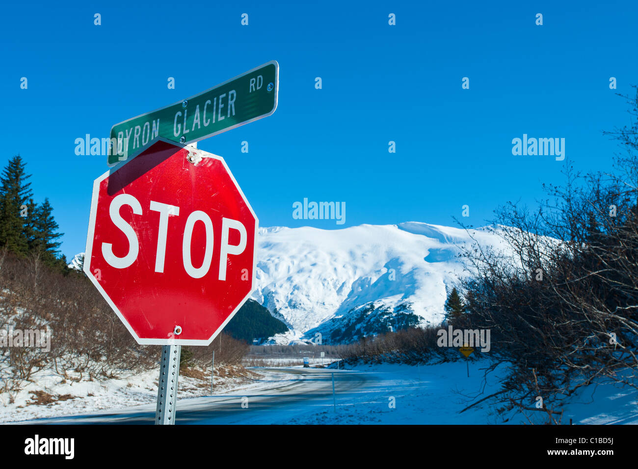 BYRON GLETSCHERSTRAßE ZEICHEN UND STOP-SCHILD IN DER NÄHE VON PORTAGE LAKE Stockfoto
