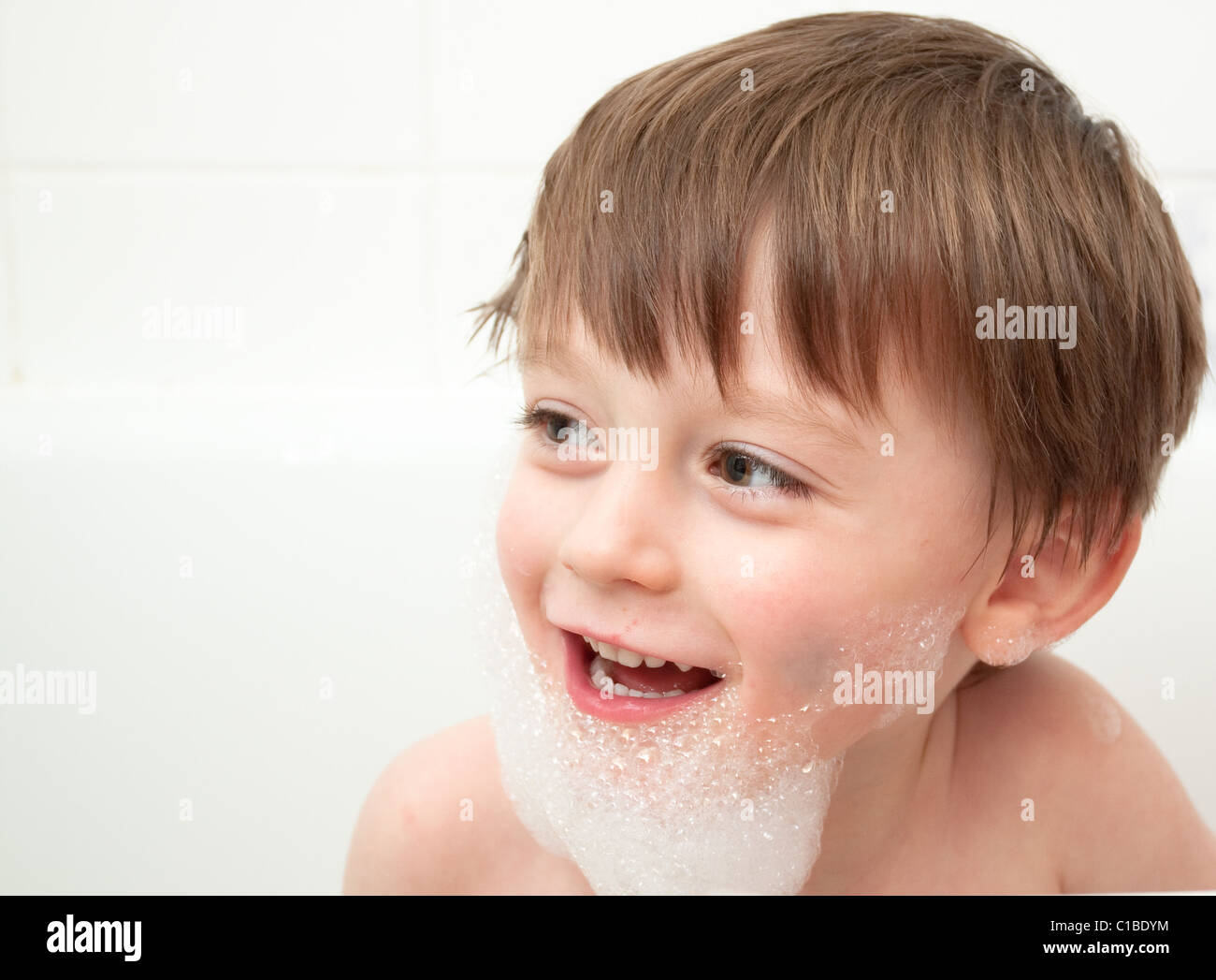 Niedlichen kleinen Jungen in der Badewanne Stockfoto