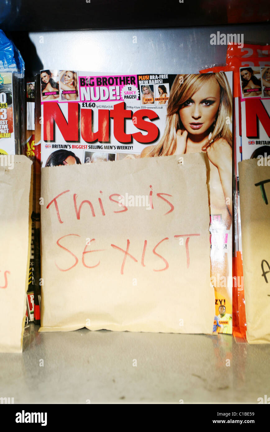 Frauen aus "Objekt" - ein Protest-Gruppe legte Papiertüten über Jungs Mags in WH Smiths Liverpool Street. Stockfoto