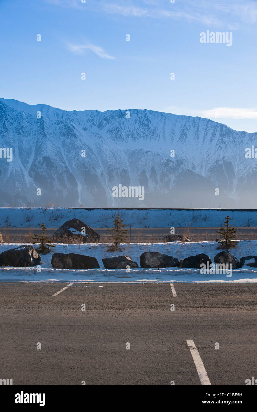 PARKPLATZ UND CHUGACH BERGE ÜBER DEN SEWARD HIGHWAY Stockfoto