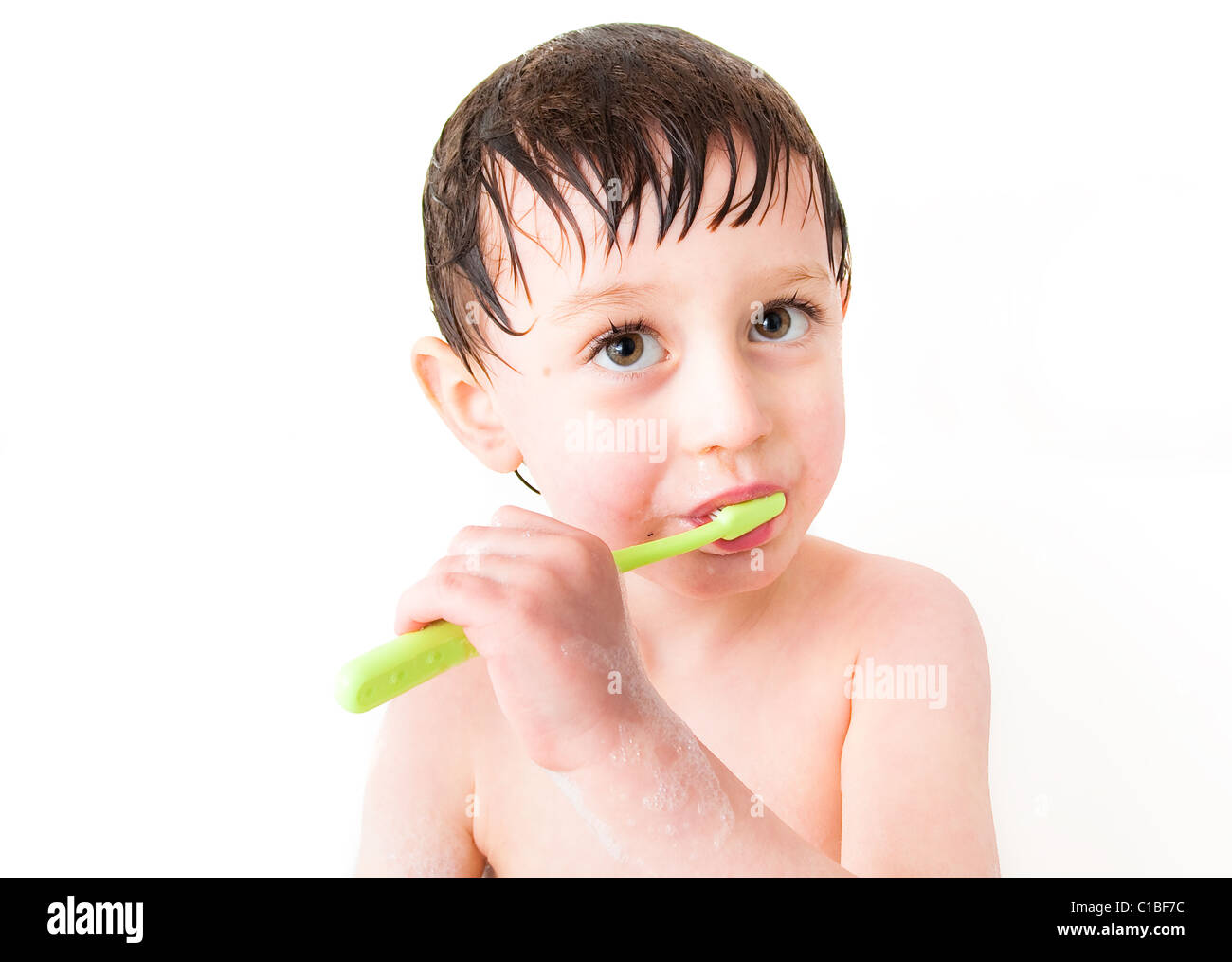 Entzückende kleine Junge seine Zähne zu reinigen Stockfoto