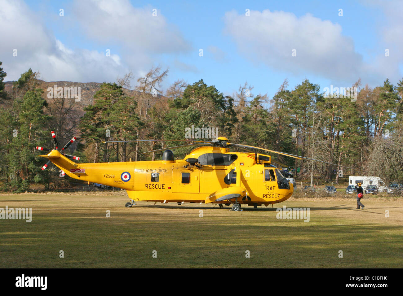 RAF Sea King SAR Hubschrauber prepairing um Motor bei Rothiemurchus in der Nähe von Aviemore zu starten. Stockfoto