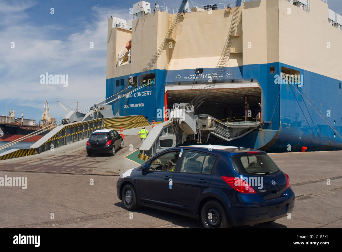 Versand von Nissan Tiide Autos im Hafen von Veracruz, Mexiko Naher Osten Destinationen. Stockfoto