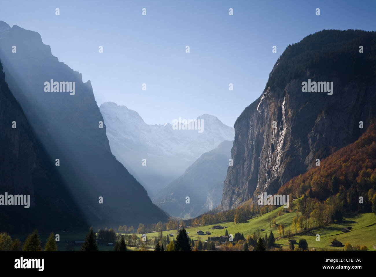 Morgenlicht verschüttet in der idyllischen Lauterbrunnental, Berner Oberland, Schweiz Stockfoto