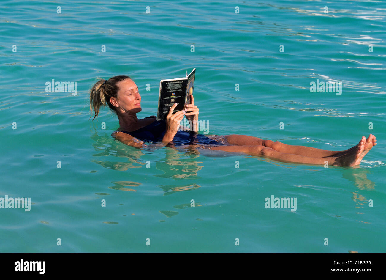 Israel, ermöglicht Jordantal (Totes Meer), de Boqueq, der Salzgehalt der Badegäste zu lesen Stockfoto