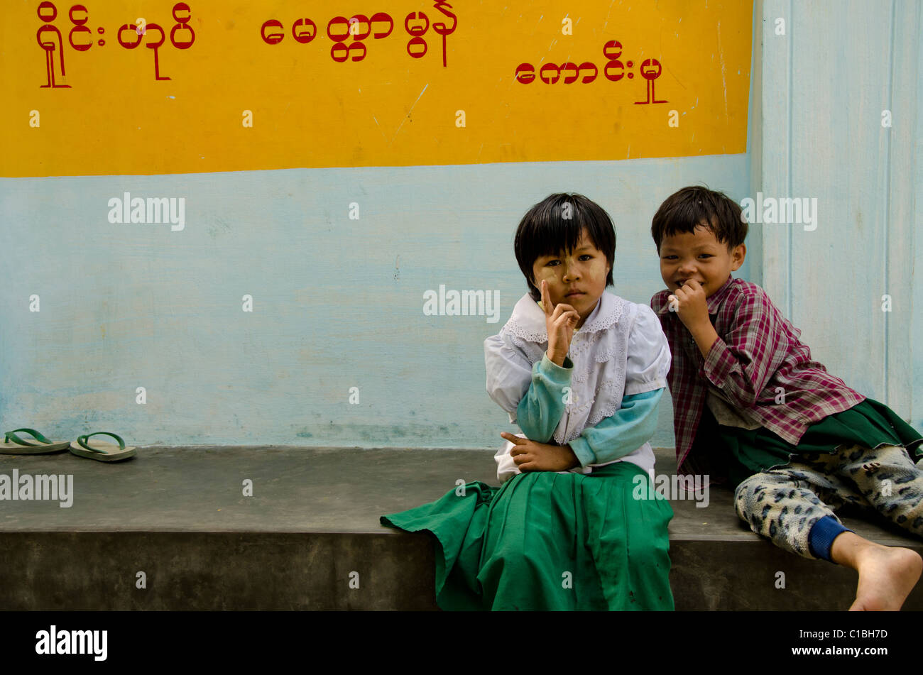 Myanmar (aka Burma), Mandalay, Amapapura. Mahagandhayon Kloster-Schule. Stockfoto