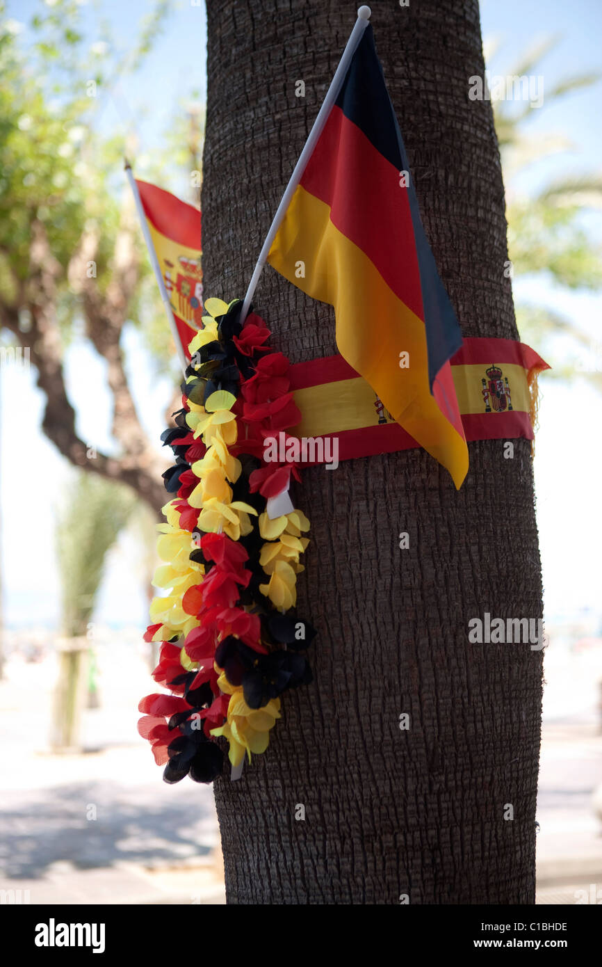 Deutsch-spanische Flagge Flaggen auf Palma De Mallorca Mallorca Balearen Arenal "World Cup 2010 Fußballspiel" Baum Stockfoto