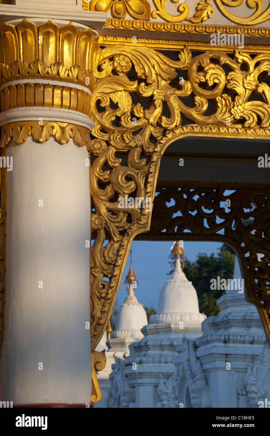 Myanmar (aka Burma), Mandalay. Kuthodaw Pagode. Pagode umgeben von 729 Marmortafeln Aka "Das größte Buch der Welt" Stockfoto