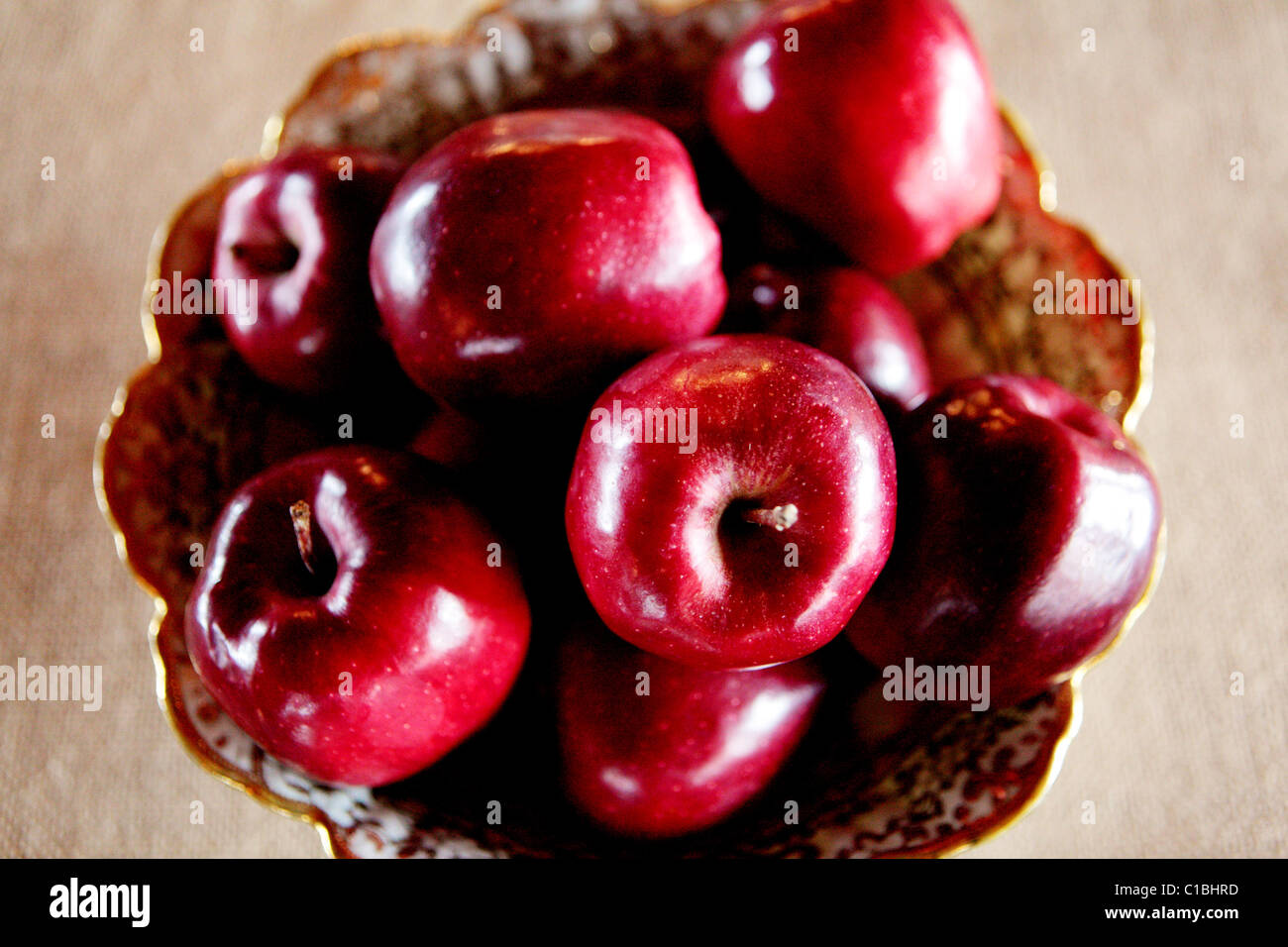 ALTEN ALTMODISCHE PLATTE VINTAGE ROTE ÄPFEL APFEL OBST FRÜCHTE ESSEN DEKOR TISCH LECKEREN FRISCHEN GESCHMACK Stockfoto