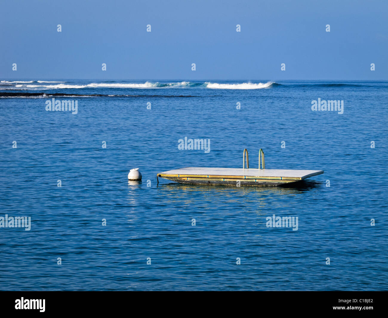 Ein Schwimmen Floß schwimmt in der Kahuwai Bay in Kona. Stockfoto