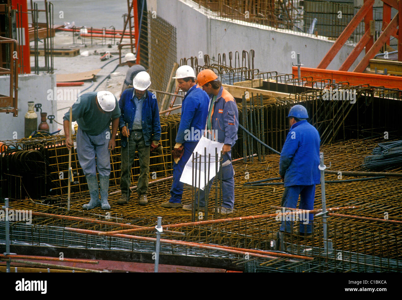 Franzosen, erwachsene Männer, männliche Arbeiter, Bauarbeiter, bei der Arbeit, in der Nähe von Gare de Lyon, Paris, Ile-de-France, Frankreich Stockfoto
